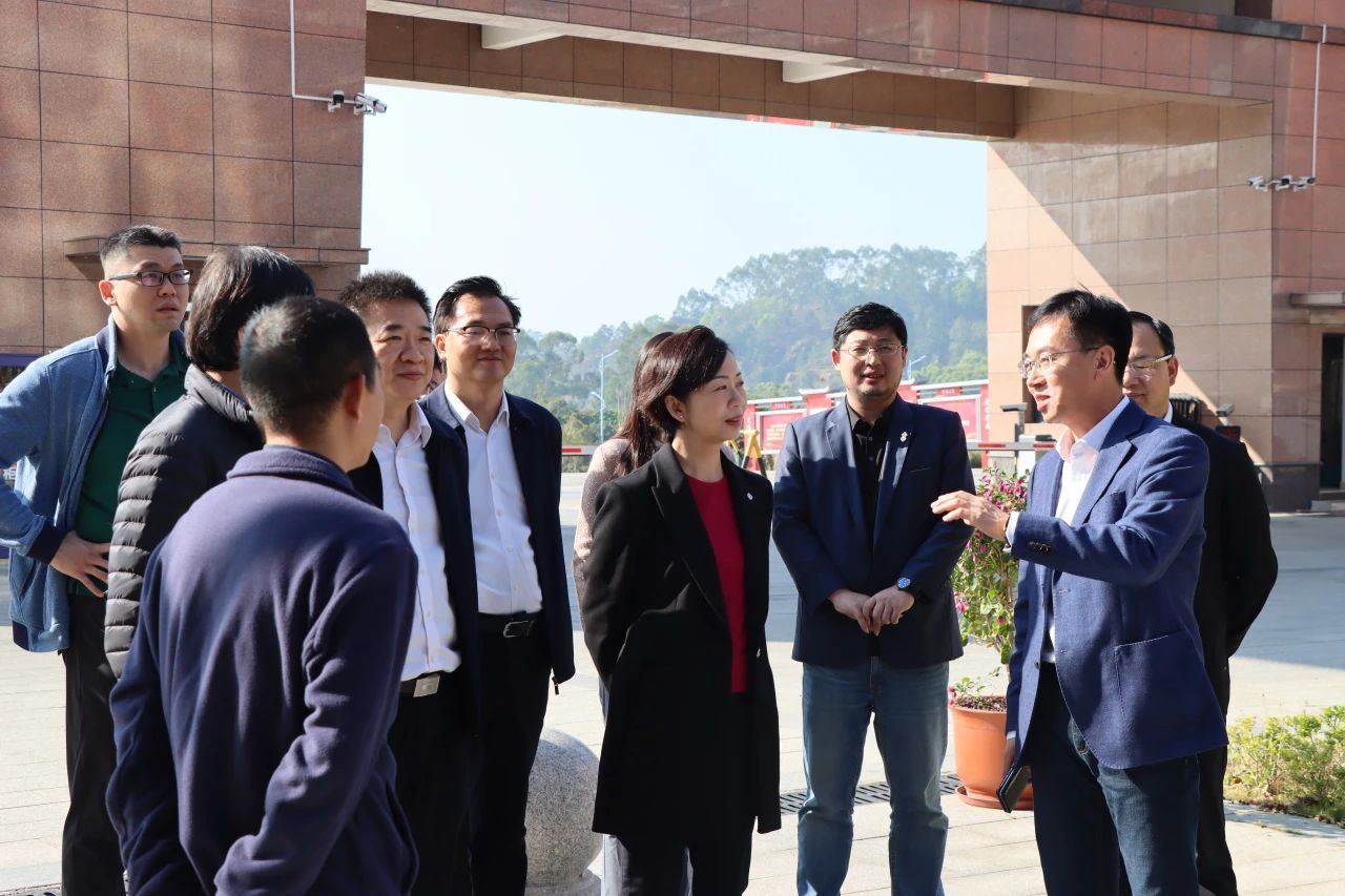 香港理工大学行政副校长卢丽华一行莅临汕尾技师学院交流指导