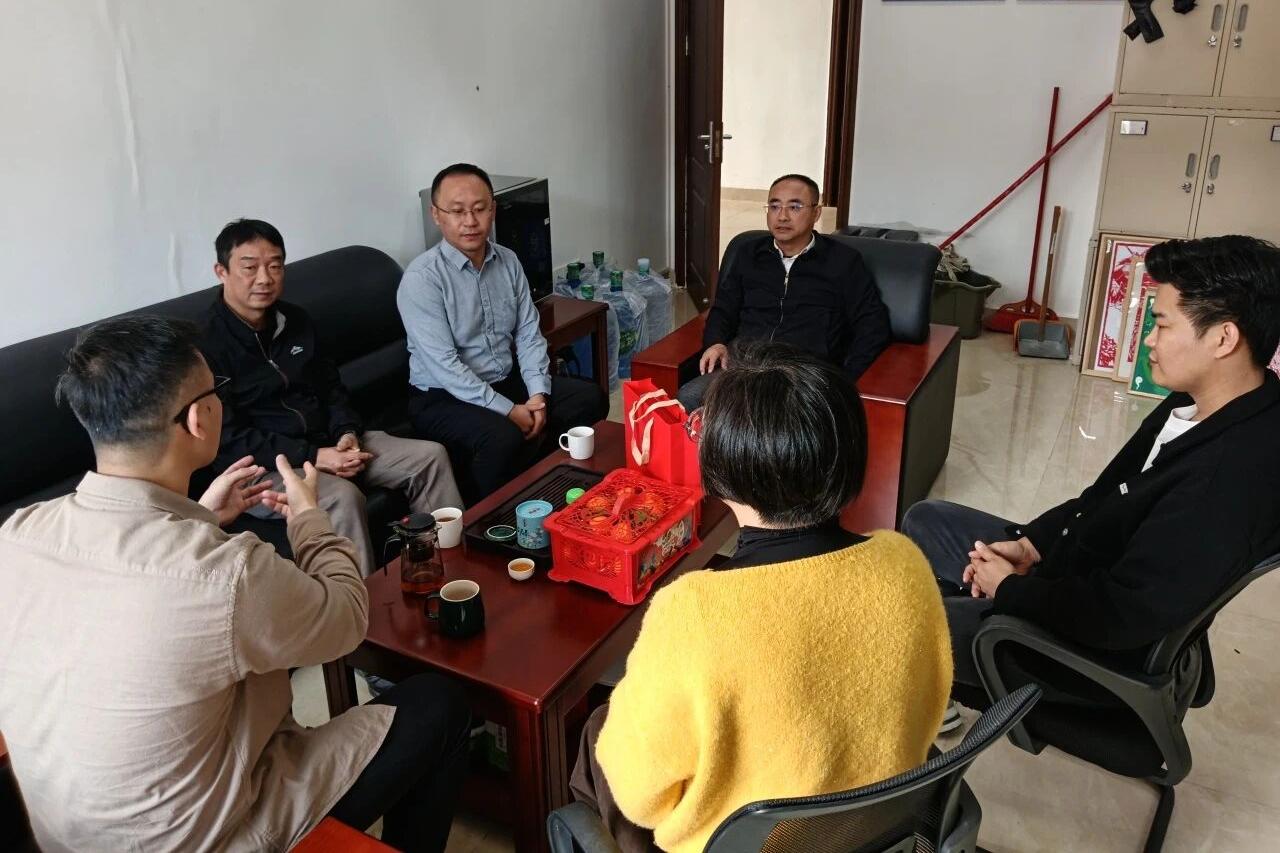 橘香满校园  暖意赴新章——汕尾技师学院领导带队开展新春开学慰问活动