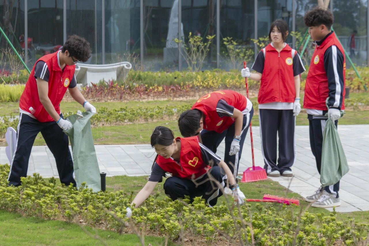 学雷锋・践行动｜汕尾技师学院师生走进深汕中医院开展志愿清扫活动