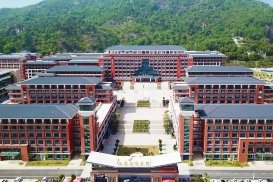 【媒体报道】咨询台前人气十足，预报名同步开启！汕尾技师学院开放日招生反响热烈